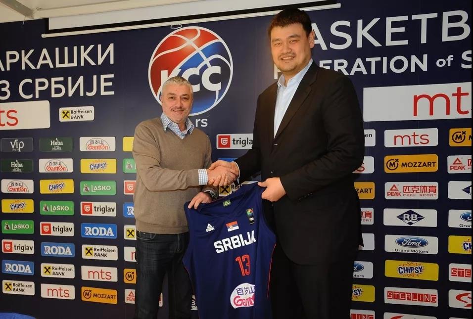 姚明应邀会见塞尔维亚篮协，，，，，，获赠百岁山球衣