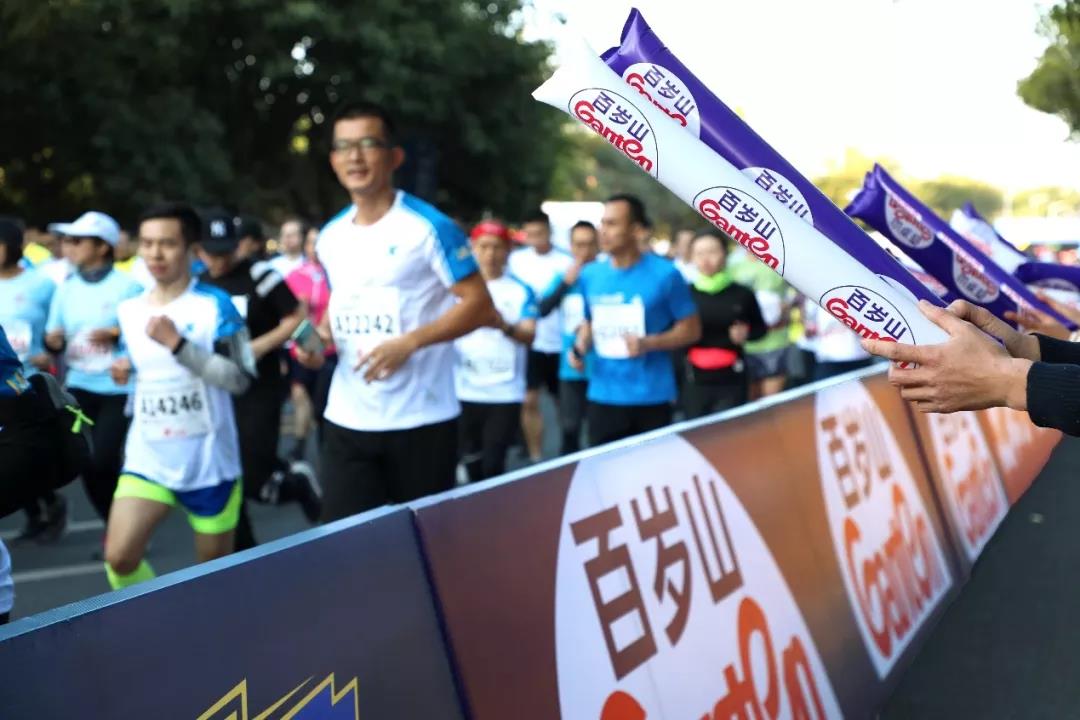 21.0975KM永不止步，，，，，，百岁山全程陪同厦门半程马拉松一起向前