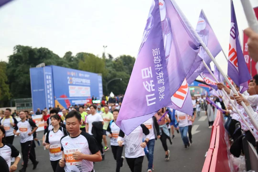 2019成都马拉松火热启程，，，，，，百岁山与万人竞跑