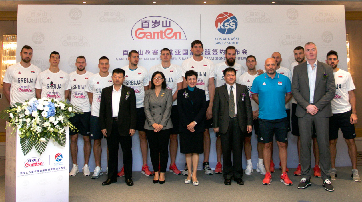 百岁山宣布会上玩“喝水挑战”，，，，，，赞助塞尔维亚男篮强强团结！